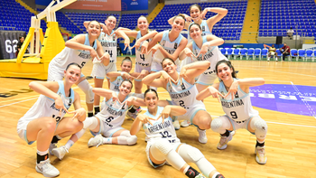 Julia (arriba, a la derecha) con sus compañeras festejando la victoria. Julia (arriba, a la derecha) con sus compañeras festejando la victoria.