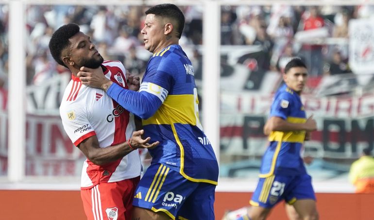 Marcos Rojo en el cruce con Miguel Borja. Boca le ganó a River y además le hizo sentir el rigor. Marcos Rojo en el cruce con Miguel Borja. Boca le ganó a River y además le hizo sentir el rigor.