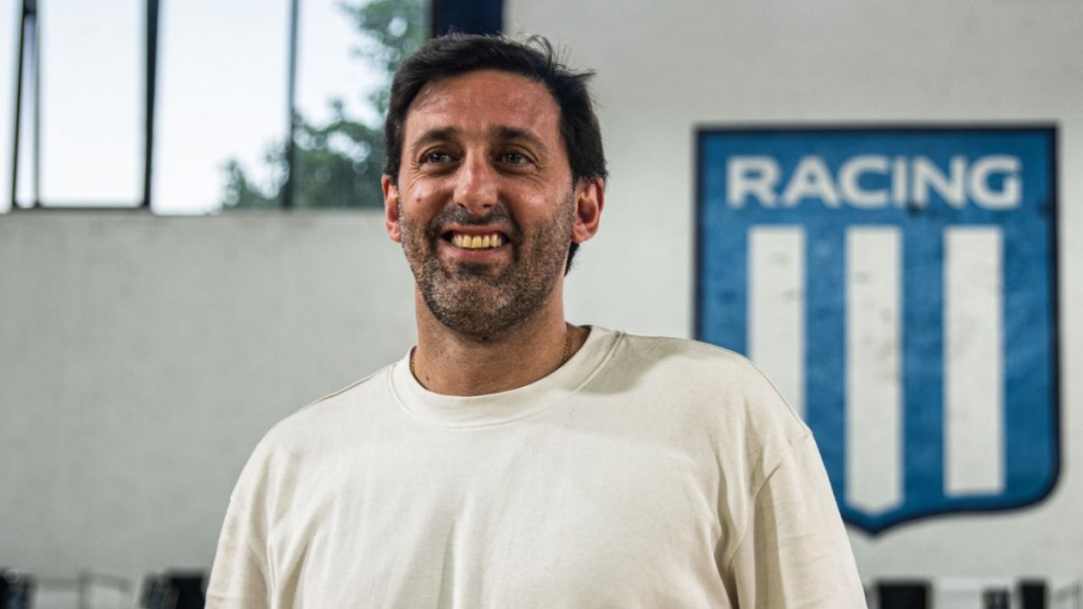 Pasacalles en Racing: los carteles anti Diego Milito que pusieron los hinchas en Avellaneda