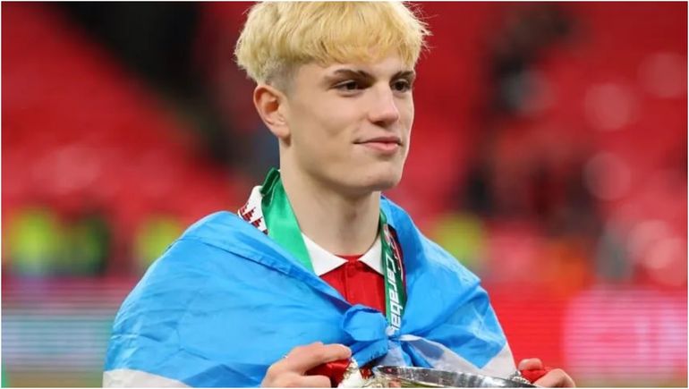 Alejandro Garnacho fue campeón con el Manchester y presentó a su nueva novia