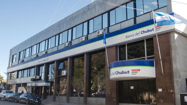 La mujer le robaba la plata al jubilado de su cuenta en la sucursal Rawson del Banco del Chubut. (Foto ilustrativa). La mujer le robaba la plata al jubilado de su cuenta en la sucursal Rawson del Banco del Chubut. (Foto ilustrativa).