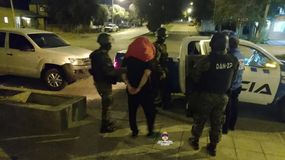 Allanaron un kiosco narco en Zapala y demoraron a dos hombres