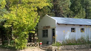 La Escuela 122 de Villa Puente Piucún Leufú, en el paraje Bajada Los Molles.