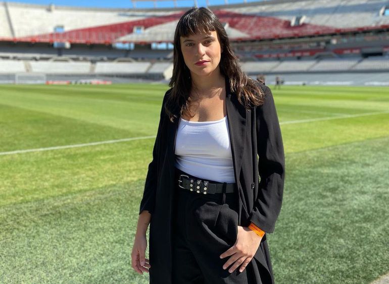 Lola Del Carril se convirtió en la primera mujer en relatar un partido de fútbol masculino para la televisión abierta argentina. 