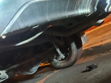 Persiguen en el centro a lujosas camionetas y les roban la rueda de auxilio
