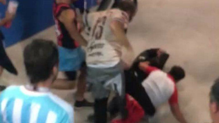 La brutal golpiza de los hinchas argentinos a un croata