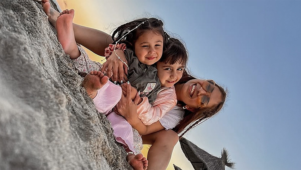 La mamá influencer cipoleña y sus hijas, en una foto de hace un tiempo. Ahora, se refirió con amor a una de ellas.