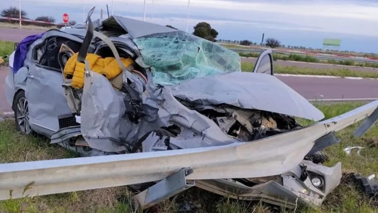 El fiat Cronos en el que Julio Hilding y Carolina Gónmez viajaban por la ruta 35, en La Pampa. El fiat Cronos en el que Julio Hilding y Carolina Gónmez viajaban por la ruta 35, en La Pampa.