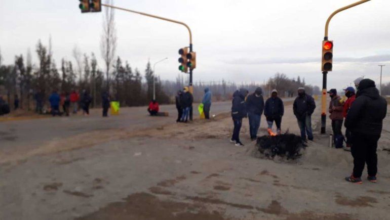 Desocupados de la Uocra cortaron la ruta 22 en Plottier
