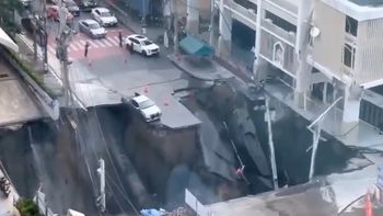 Un agujero gigante se abrió en la calle frente a un hospital en Bangkok: las razones del desastre Un agujero gigante se abrió en la calle frente a un hospital en Bangkok: las razones del desastre