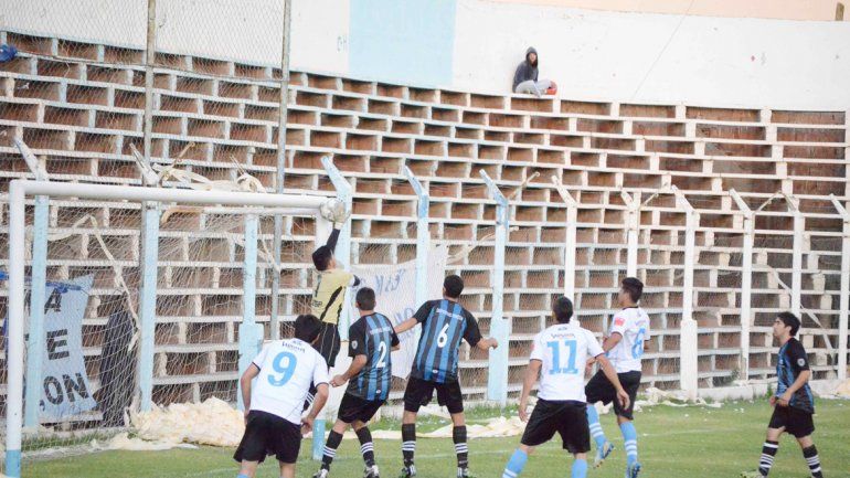 El bicampeón de la Copa Neuquén venció por penales a Centenario.