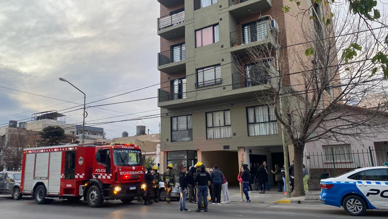 Evacuaron un edificio céntrico porque alguien se olvidó algo en el fuego