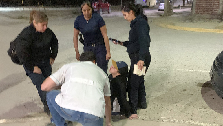 La muchacha fue asistida amablemente en la esquina por el personal de Farmacia Sánchez y de la comisaría 26.