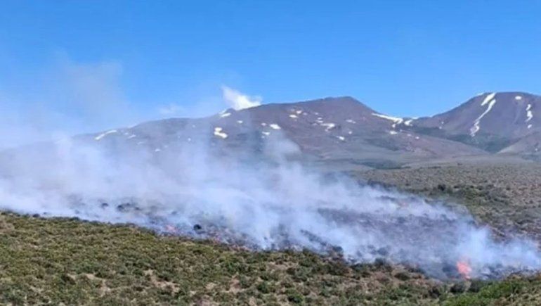 Por negligencia, se desató un incendio cerca de las lagunas de Epulauquen