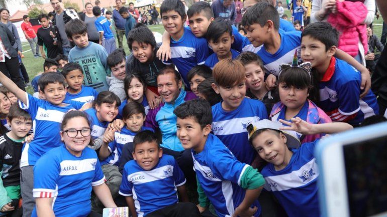 Gutiérrez inauguró una cancha de césped sintético en Unión de Mayo