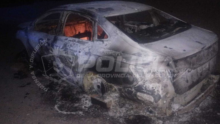 Le robaron el auto a un policía de Plottier y apareció incendiado cerca de la Circunvalación