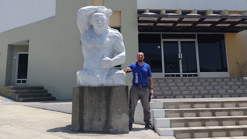 El escultor Néstor Confalonieri junto a su obra emplazada en la Universidad Laica Eloy Alfaro de Manabí de Ecuador. | LM Neuquen El escultor Néstor Confalonieri junto a su obra emplazada en la Universidad Laica Eloy Alfaro de Manabí de Ecuador.