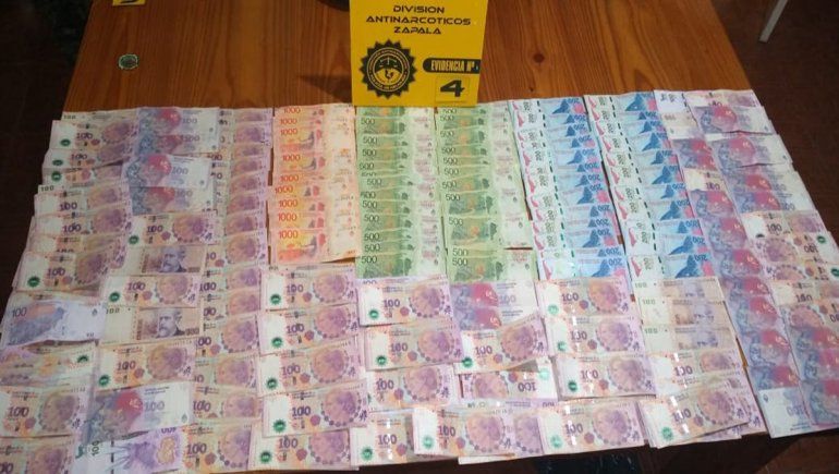 En los allanamientos realizados en Zapala la Policía secuestró drogas y una importante cantidad de dinero en efectivo, entre otros elementos de interés para la causa.