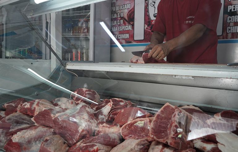 Carnicerías y la Cámara de Frigoríficos concuerdan que con la posibilidad de exportar la carne, no subirá significativamente en el precio en el mercado local, mientras que el Sindicato de la Industria de la Carne advirtió que a los argentinos les costará acceder a los cortes populares. Foto: Sebastián Fariña Petersen. Carnicerías y la Cámara de Frigoríficos concuerdan que con la posibilidad de exportar la carne, no subirá significativamente en el precio en el mercado local, mientras que el Sindicato de la Industria de la Carne advirtió que a los argentinos les costará acceder a los cortes populares. Foto: Sebastián Fariña Petersen.