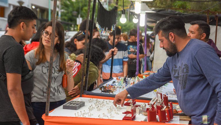 El calor empujó un poco las ventas en la feria de artesanos