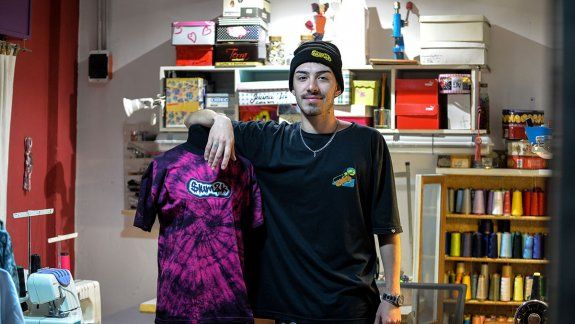 El diseñador neuquino que viste a las estrellas del trap