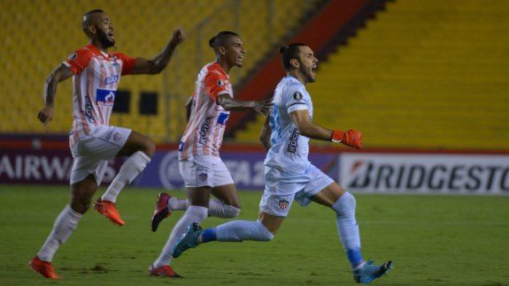 El alocado festejo del arquero de Junior.