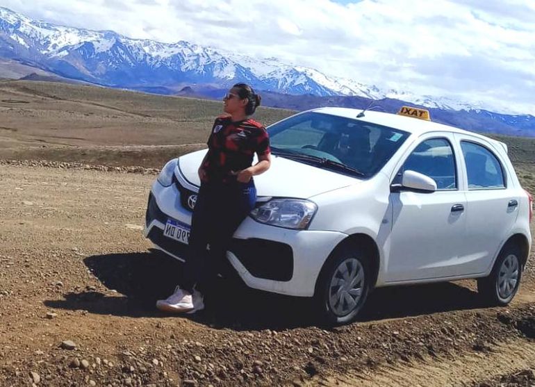 Cuando apareció la oportunidad de trabajar como taxista, Ayelen le dedicó tiempo completo. Trabajó tan duro que pudo comprar su propio automóvil y tiene su propio servicio de taxis. Cuando apareció la oportunidad de trabajar como taxista, Ayelen le dedicó tiempo completo. Trabajó tan duro que pudo comprar su propio automóvil y tiene su propio servicio de taxis.