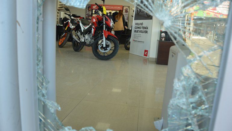 Los rompevidrios robaron en tres locales céntricos