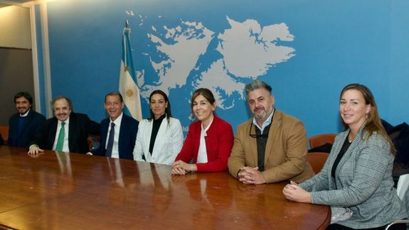 Omar Gutiérrez y la comitiva neuquina con el embajador argentino en España, Ricardo Alfonsín.