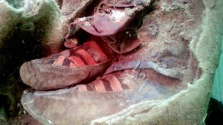 Encontraron una momia de 1.500 años con zapatillas modernas en Mongolia.