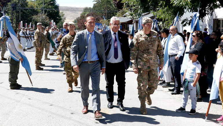 Con distintos anuncios, Gutiérrez participó del aniversario de Junín de los Andes