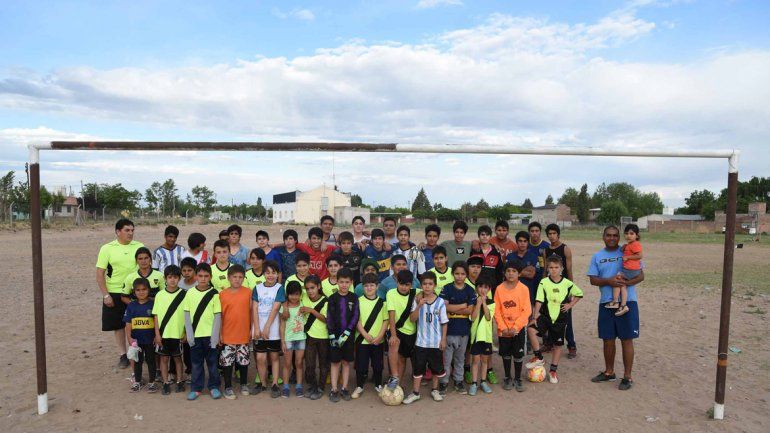 La escuelita de fútbol de Senillosa también tiene un merendero para los chicos.
