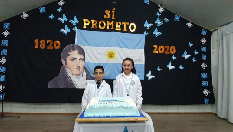 Dos estudiantes prometieron la bandera en la Antártida