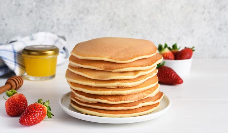 Pancakes mega esponjosos con pocos ingredientes: cómo hacer la receta original para un desayuno sabroso