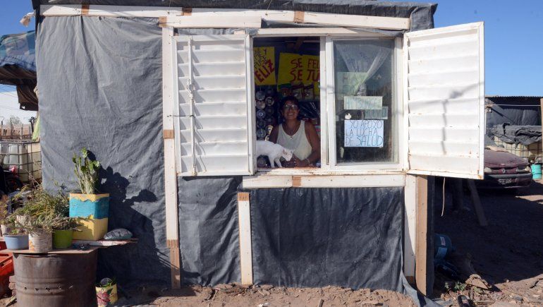 Marisa, en la despensa que improvisó en su casilla.