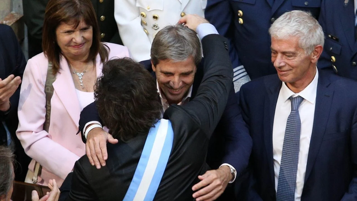 El presidente Milei frenó su marcha, el viernes, ya dentro del Congreso para abrazar a su ministro de Economía, Luis Caputo. El presidente Milei frenó su marcha, el viernes, ya dentro del Congreso para abrazar a su ministro de Economía, Luis Caputo.