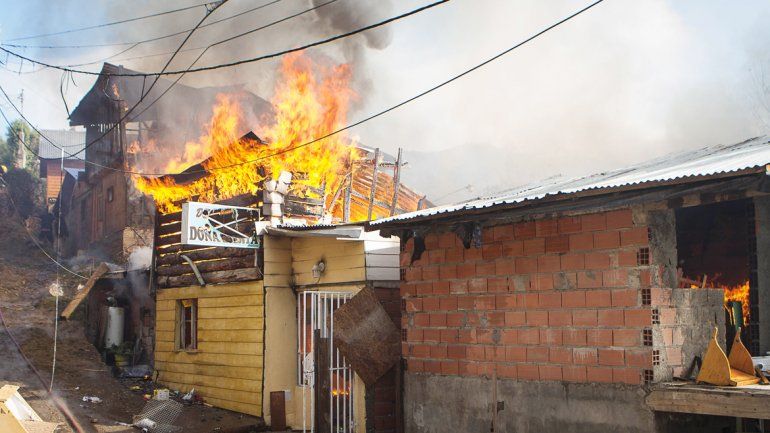 Las ruinas que dejó el fuego que consumió las casas. Abajo