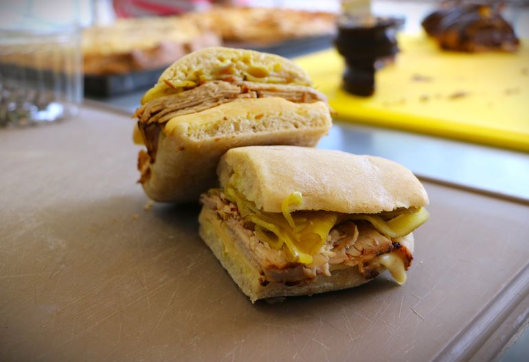 En Ajo Negro es imposible no encontrar sándwiches deliciosos, como este de cerdo y escabeche de pera. En Ajo Negro es imposible no encontrar sándwiches deliciosos, como este de cerdo y escabeche de pera.