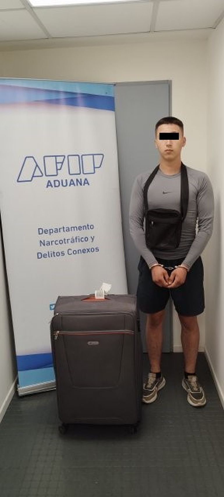 El hombre que intentó ingresar con drogas fue detenido en la Aduana. El hombre que intentó ingresar con drogas fue detenido en la Aduana.
