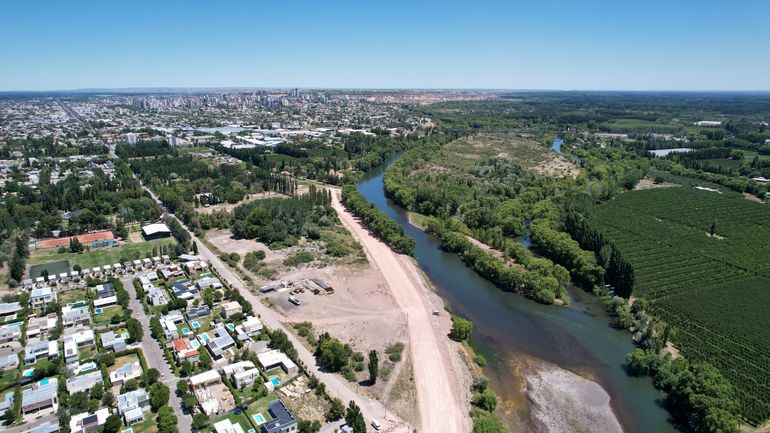 El imponente río Neuquén suma más costas públicas. El imponente río Neuquén suma más costas públicas.