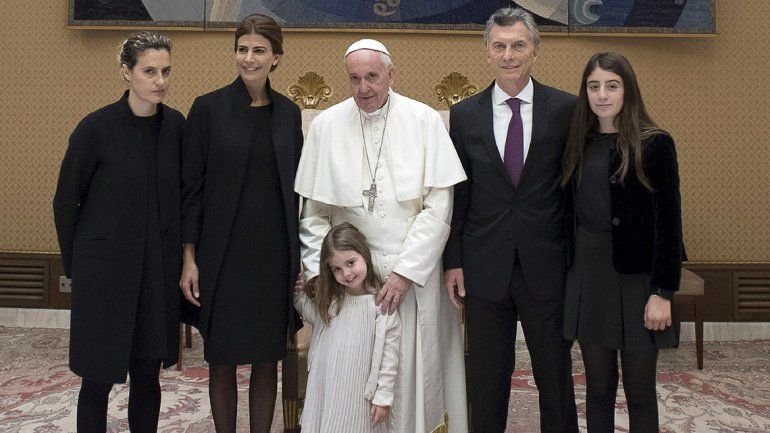 Macri y su familia junto al Papa Francisco.