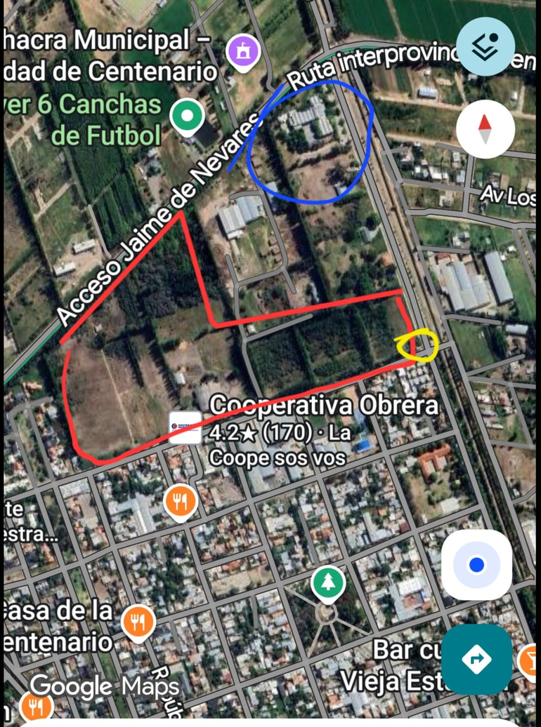 En azul, el CPEM 1; en rojo, la chacra en desuso; en amarillo, la vivienda abandonada. En azul, el CPEM 1; en rojo, la chacra en desuso; en amarillo, la vivienda abandonada.