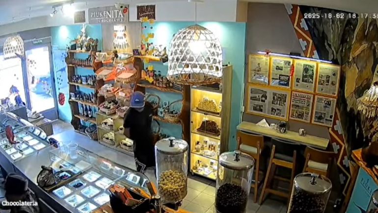 Cuarto robo a una conocida chocolatería de Cutral Co quedó grabado en las cámaras: el ladrón iba armado y loquito