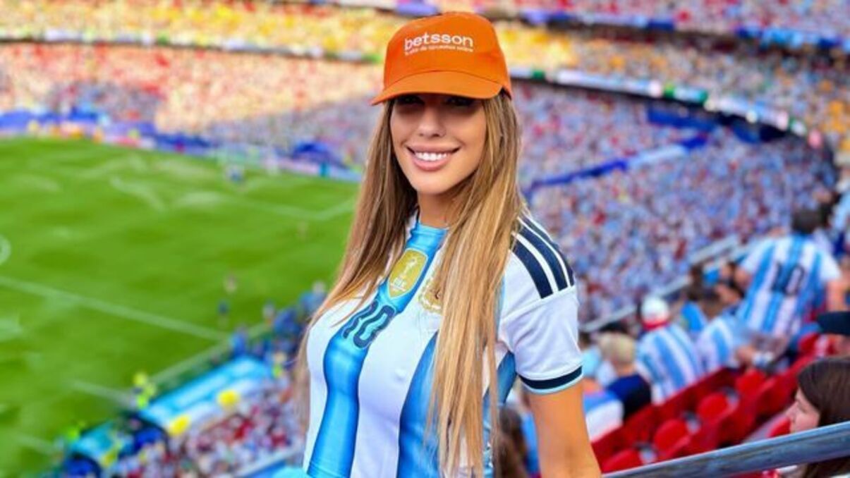 El aterrador episodio se frenó gracias a la valiente intervención de un grupo de hinchas argentinos que pudieron protegerla.