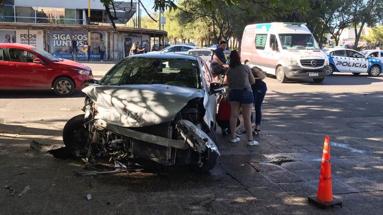 Caos en plena Avenida por un violento choque entre dos autos