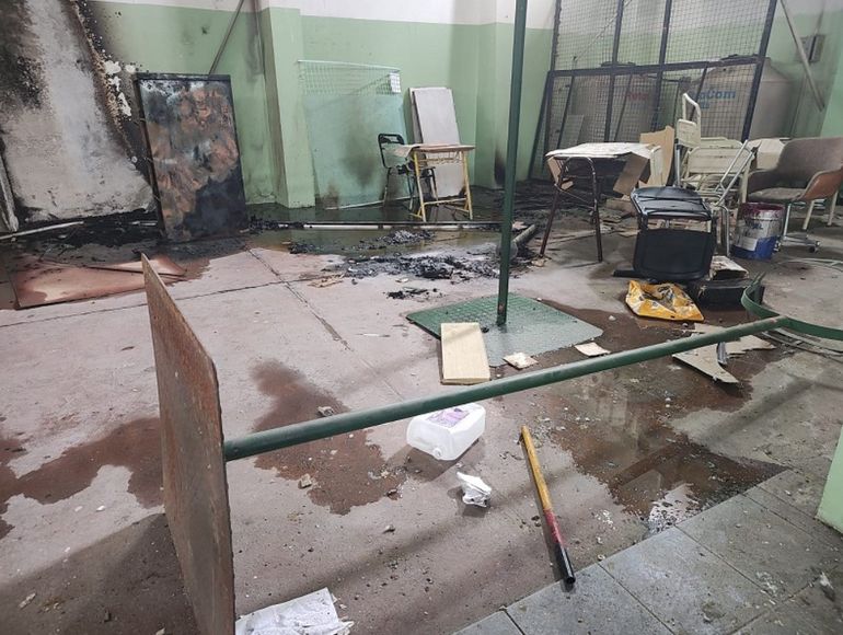 Así quedó el gimnasio de la secundaria de Santa Cruz luego de que los bomberos lograron extinguir el fuego. Así quedó el gimnasio de la secundaria de Santa Cruz luego de que los bomberos lograron extinguir el fuego.