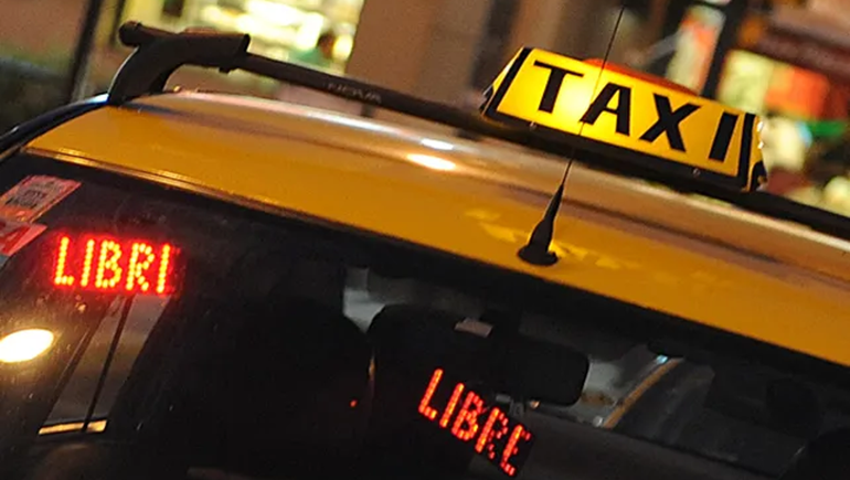 Por falta de patrulleros, policías usaron un taxi para atrapar a un ladrón