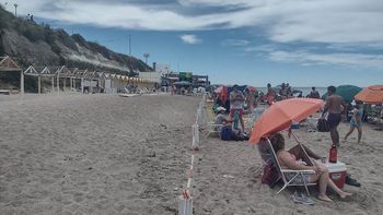 las grutas: un parador cerco la playa para uso exclusivo las grutas: un parador cerco la playa para uso exclusivo