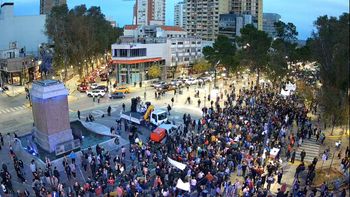 marcha federal universitaria en neuquen: estudiantes, docentes y familias se movilizan en la capital marcha federal universitaria en neuquen: estudiantes, docentes y familias se movilizan en la capital