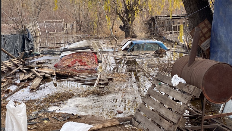 El Albinegro ayuda los vecinos que tuvieron problemas en la costa del río